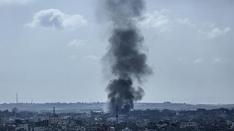 Feuer und Rauch steigen über einer Fabrik im nördlichen Gazastreifen auf.