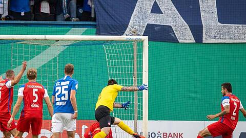 Heidenheims Torhüter Kevin Müller (2.v.r.) kann das 1:1-Ausgleichstor des FC Hansa Rostock nicht verhindern.