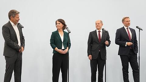Robert Habeck (l-r), Annalena Baerbock, Olaf Scholz und Christian Lindner auf der Pressekonferenz nach den Sondierungsgesprächen.