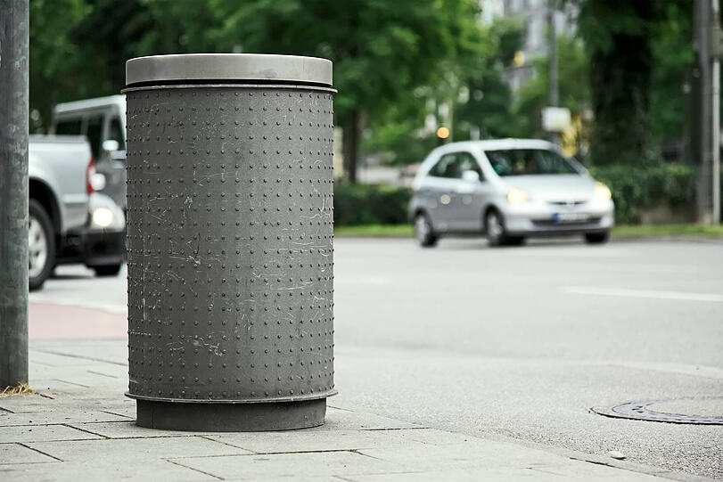 Ein Welpe wurde in einer Mülltonne ausgesetzt. (Symbolbild)