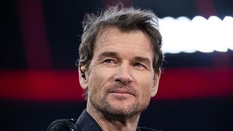Jens Lehmann, ehemaliger Fußballer und TV-Experte, steht vor dem Spiel im Stadion.