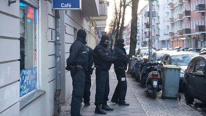 Polizisten bei einer Razzia in der Hauptstadt.