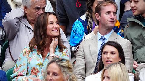 Pippa Matthews (an der Seite ihres Ehemanns James Matthews) konnte mit ihrer Outfitwahl bei Wimbledon am 12. Juli nicht unbedingt überzeugen.