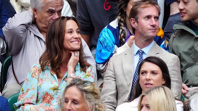 Pippa Matthews (an der Seite ihres Ehemanns James Matthews) konnte mit ihrer Outfitwahl bei Wimbledon am 12. Juli nicht unbedingt überzeugen.