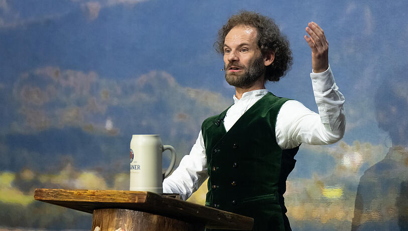 Maxi Schafroth, Schauspieler und Kabarettist, hielt auch beim Starkbieranstich 2025 auf dem Nockherberg die Fastenpredigt. Mit dem Derblecken von Politikern am Nockherberg wird traditionell die Starkbier-Saison in Bayern eröffnet. Dieses Jahr gab es besonders viel Kritik an Schafroths Rede. Maxi Schafroth, Schauspieler und Kabarettist, hielt auch beim Starkbieranstich 2025 auf dem Nockherberg die Fastenpredigt. Mit dem Derblecken von Politikern am Nockherberg wird traditionell die Starkbier-Saison in Bayern eröffnet. Dieses Jahr gab es besonders viel Kritik an Schafroths Rede.