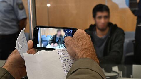 Die Richter verurteilten den Syrer zu lebenslanger Haft, stellten die besondere Schwere seiner Schuld fest und ordneten die anschließende Sicherungsverwahrung an.