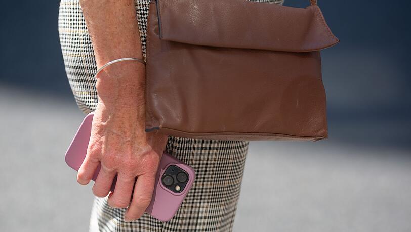 Immer wieder werden Passanten in London die Smartphones aus der Hand gerissen. (Symbolbild)