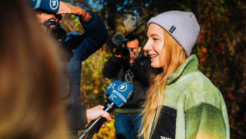 Von Mikrofonen und Kameras belagert: Lena Stillner, Vorstandsmitglied der Interessengemeinschaft Surfen in München (IGSM), am Mittwoch an der Eisbachwelle.