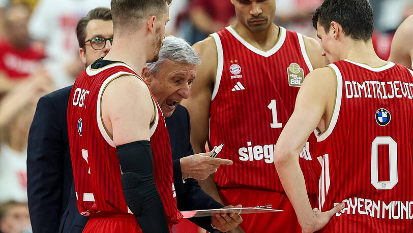 Bayerns Trainer Svetislav Pesic schwört Andreas Obst und seine Mitspieler in einer Auszeit auf mehr defensive Härte vor dem Schlüsselspiel drei gegen Alba Berlin ein. Bayerns Trainer Svetislav Pesic schwört Andreas Obst und seine Mitspieler in einer Auszeit auf mehr defensive Härte vor dem Schlüsselspiel drei gegen Alba Berlin ein.