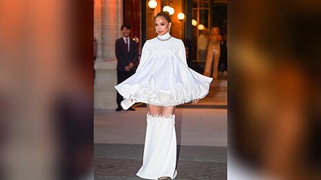 Hingucker in Wei&szlig;: Jennifer Lopez geht zum Abendessen in Paris.