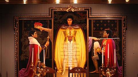 Krönung und Ritterschlag: Michael Jackson lässt sich malen, wie er gerne wäre und hängt die Bilder auf seiner Neverland Ranch auf.