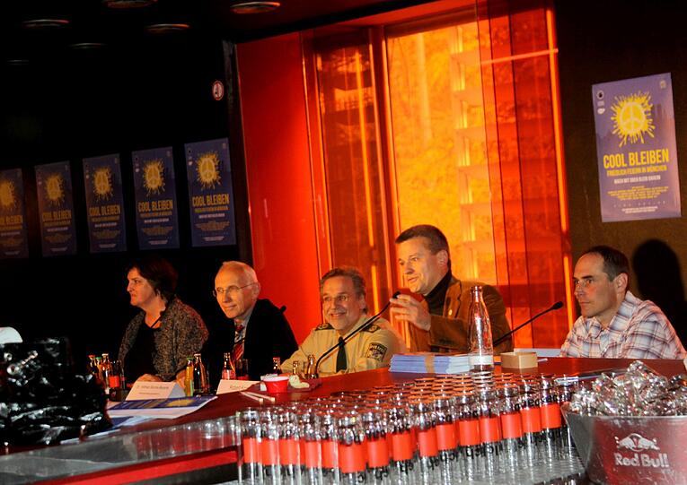 Maria Kurz-Adam vom Jugendamt, KVR-Chef Wilfried Blume-Beyerle, Polizeivizepräsident Robert Kopp, Polizeisprecher Wolfgang Wenger und David Süß vom "Harry Klein" bei der Vorstellung des Präventivprojekts für die Feiermeile in der Milchbar.