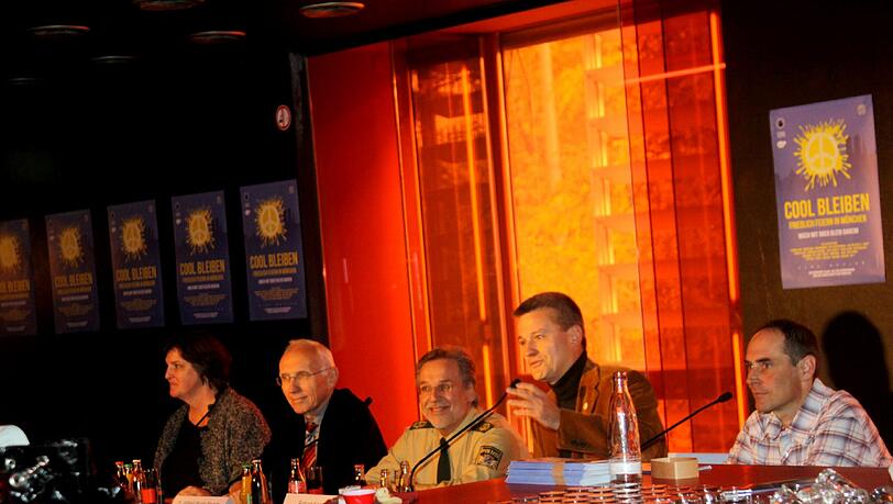 Maria Kurz-Adam vom Jugendamt, KVR-Chef Wilfried Blume-Beyerle, Polizeivizepräsident Robert Kopp, Polizeisprecher Wolfgang Wenger und David Süß vom "Harry Klein" bei der Vorstellung des Präventivprojekts für die Feiermeile in der Milchbar. Maria Kurz-Adam vom Jugendamt, KVR-Chef Wilfried Blume-Beyerle, Polizeivizepräsident Robert Kopp, Polizeisprecher Wolfgang Wenger und David Süß vom "Harry Klein" bei der Vorstellung des Präventivprojekts für die Feiermeile in der Milchbar.