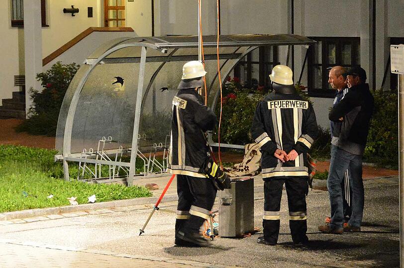 In einem Wohnhaus gegenüber des Veldener Rathauses sind am Montagabend mehrere Schüsse gefallen. Die Einsatzkräfte sichern den Tatort.