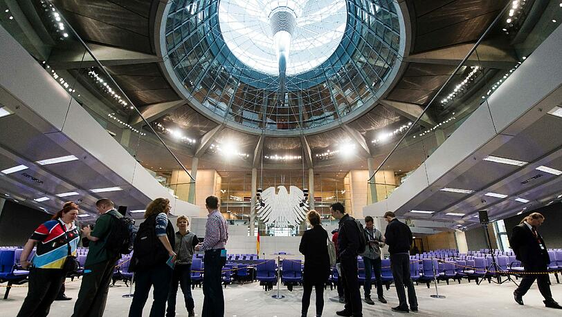 Tag der offenen Tür im Berliner Reichstagsgebäude: Über die Fraktionen können sich Lobbyisten schnell Zugang zum Bundestag verschaffen – und das nicht nur für einen Tag. Tag der offenen Tür im Berliner Reichstagsgebäude: Über die Fraktionen können sich Lobbyisten schnell Zugang zum Bundestag verschaffen – und das nicht nur für einen Tag.