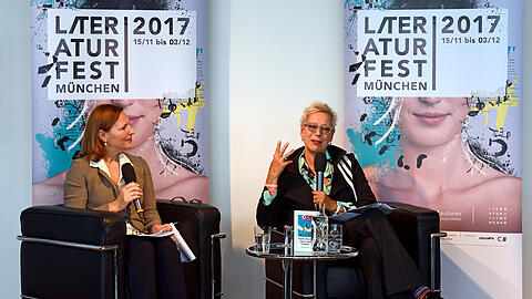 Tanja Graf (links), Leiterin des Literaturhauses, im Gespräch mit Doris Dörrie, die das "forum:autoren" innerhalb des Literaturfests kuratiert.
