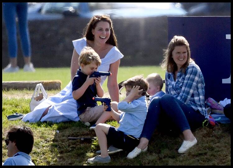 Mama Kate duldet es: Prinz George spielt mit einer Plastik-Pistole.