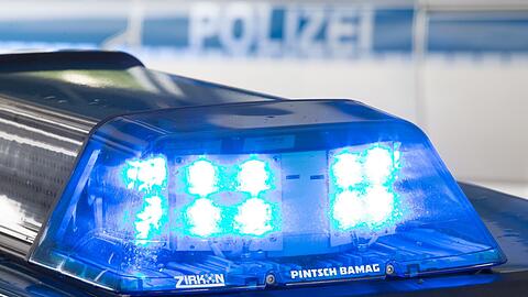 In Fürstenfeldbruck rammt ein SUV-Fahrer drei parkende Autos und begeht dann Fahrerflucht. (Symbolfoto)