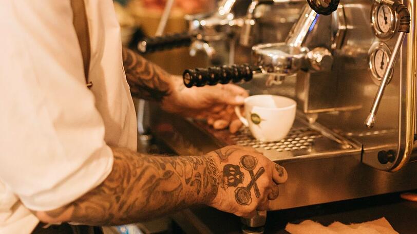"Florian Nagel führt ein außergewöhnliches Retro-Café im oberbayerischen Skiort. Dort trifft man den ambitionierten Cafébetreiber persönlich an, in einem denkmalgeschützten Garmischer Haus mit prachtvoller Fassade. Seine Begeisterung für Kaffee trägt er sichtbar auf seinen Handrücken spazieren &ndash; als Tattoos in Form von Siebträgern."
