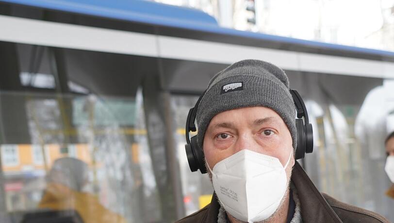 "Ziemlich teuer, die neuen Masken", findet Walter Furtner (46), der in der Krise seinen Kellnerjob verloren hat. "Wie sollen Arme das bezahlen?" "Ziemlich teuer, die neuen Masken", findet Walter Furtner (46), der in der Krise seinen Kellnerjob verloren hat. "Wie sollen Arme das bezahlen?"