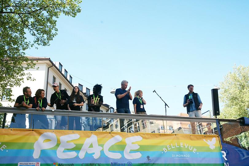 Lauf mit Botschaft: "Peace", für den Frieden heißt es auf dem Plakat.