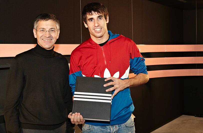 Javi Martínez (r.) mit Adidas-Chef Herbert Hainer.