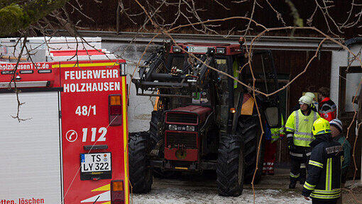 Offenbar wollte der Landwirt zwischen 5 und 6 Uhr morgens eine Seilwinde von seinem Traktor abmontieren und wurde dabei erdrückt. Offenbar wollte der Landwirt zwischen 5 und 6 Uhr morgens eine Seilwinde von seinem Traktor abmontieren und wurde dabei erdrückt.