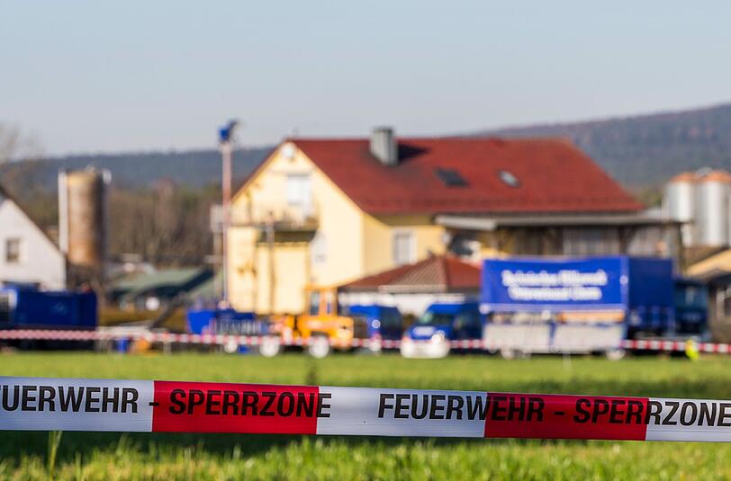 Es besteht der Verdacht, dass diesem Geflügelbetrieb im bayerischen Roding die Geflügelpest ausgebrochen sein könnte. Am Morgen wurde mit der Tötung von 12.900 Tieren begonnen.