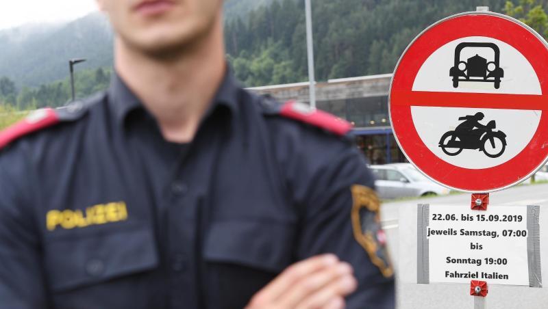 Ein Polizist steht vor einem Schild, das auf die Sperrung für den Verkehr hinweist. Foto: Angelika Warmuth/Archivbild Ein Polizist steht vor einem Schild, das auf die Sperrung für den Verkehr hinweist. Foto: Angelika Warmuth/Archivbild