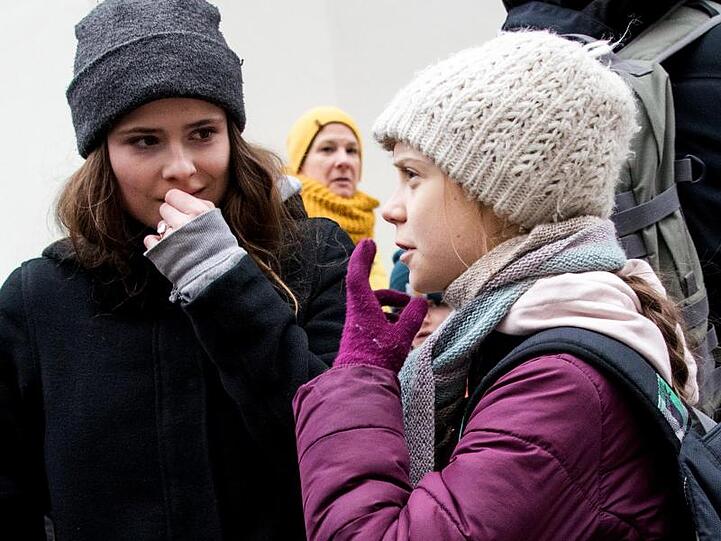 Die Klimaaktivistinnen Luisa Neubauer (l) und Greta Thunberg in Hamburg.