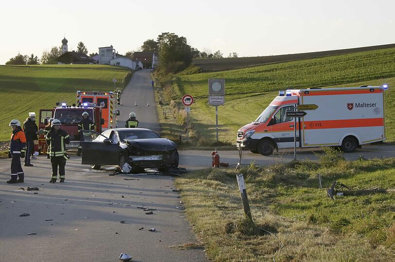 Nach Angaben der Polizei übersah ein Autofahrer bei tief stehender Sonne den von links kommenden - vorfahrtberechtigten - Pkw eines 50-Jährigen.
