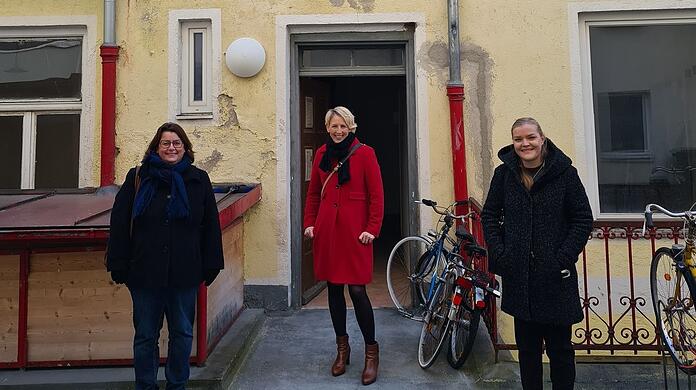 Von links: Barbara Bergau (Bellevue), Bürgermeisterin Katrin Habenschaden und Clara Nitsche (Die Grünen-Rosa Liste).