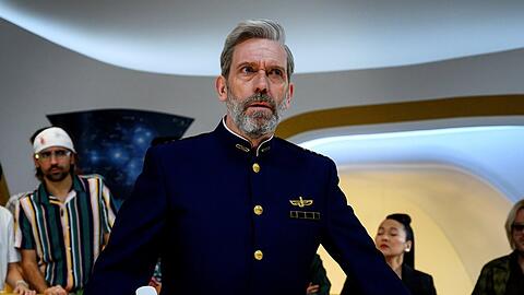 In "Avenue 5" spielte Hugh Laurie Kapitän Ryan Clark.