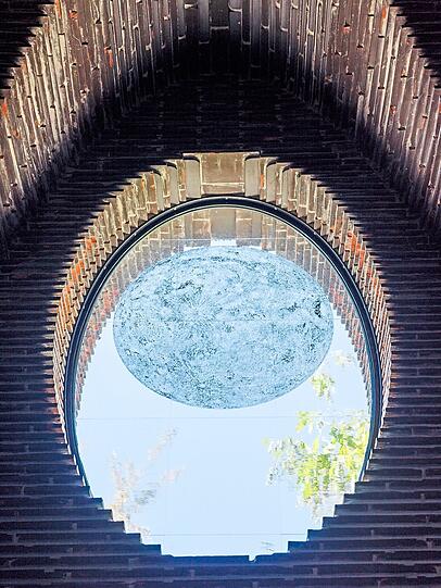 Kikis Mond leuchtet auch tagsüber betörend blau. Die Glasmalerei ist in der Mayer'schen Hofkunstanstalt in München entstanden.