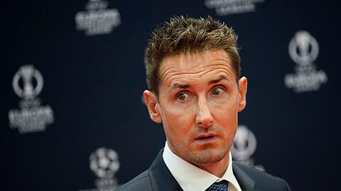 Der ehemalige deutsche Fußballspieler Miroslav Klose kommt zur Auslosung.