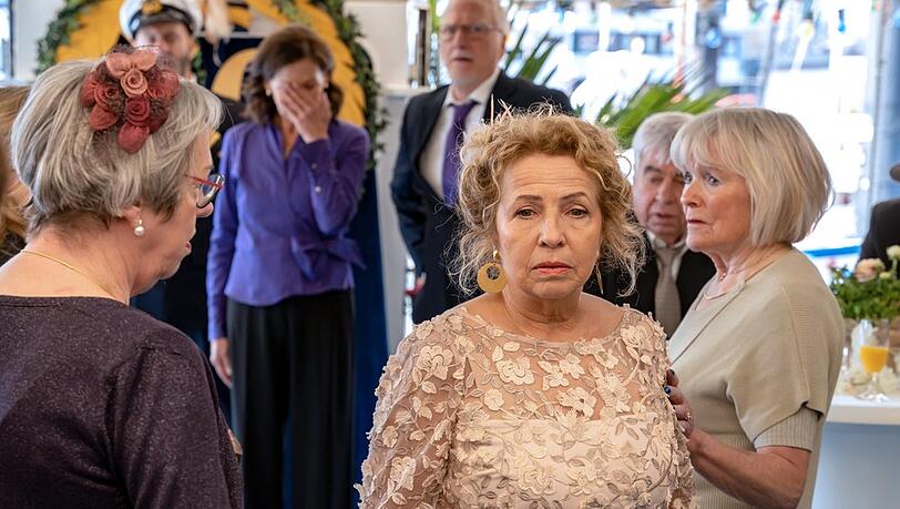"Ich will mein Glück zurück": Ulla (Michaela May, 3. v. r.) ist entsetzt über das Geständnis ihres Mannes Paul.