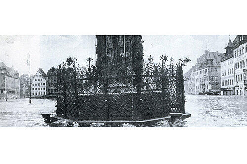 Abgesoffen: Der schöne Brunnen versank in der braunen Brühe, die das Jahrhundert-Hochwasser im Februar 1909 über die Pegnitz-Ufer auf den Hauptmarkt drückte.