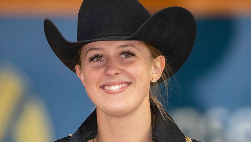 Für Gina Schumacher liegt das Glück dieser Erde sichtlich auf dem Rücken der Pferde: Auch als frischgebackene Mutter ist die Westernreiterin aktiv.