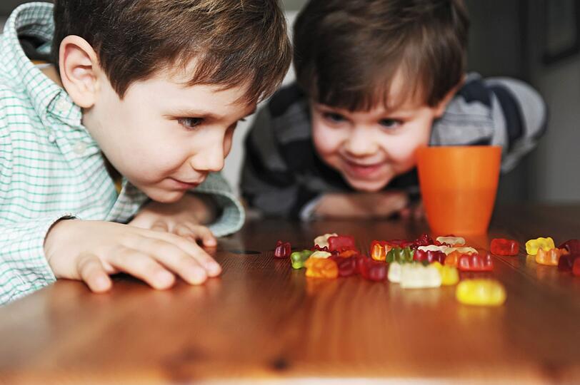 Klar, wenn die Kleinen schreien "Papa, ich hab Hunger!", ist es leicht, ihnen für die schnelle Ruhe auch mal Gummibärchen in die Hand zu drücken. Doch satt werden die Kinder dadurch sicherlich nicht! Die Fruchtgummis bestehen hauptsächlich aus Zucker, auch wenn auf der Packung noch so sehr von "Vitaminen" oder "Fruchtgehalt" die Rede ist. Der Blutzuckerspiegel startet in die gewohnte Achterbahnfahrt und in kürzester Zeit beginnt das Geschrei von Neuem. Klar, wenn die Kleinen schreien "Papa, ich hab Hunger!", ist es leicht, ihnen für die schnelle Ruhe auch mal Gummibärchen in die Hand zu drücken. Doch satt werden die Kinder dadurch sicherlich nicht! Die Fruchtgummis bestehen hauptsächlich aus Zucker, auch wenn auf der Packung noch so sehr von "Vitaminen" oder "Fruchtgehalt" die Rede ist. Der Blutzuckerspiegel startet in die gewohnte Achterbahnfahrt und in kürzester Zeit beginnt das Geschrei von Neuem.