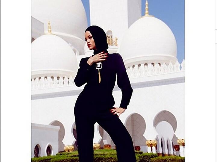 Rihanna vor der Scheich-Zayid-Moschee in Abu Dhabi