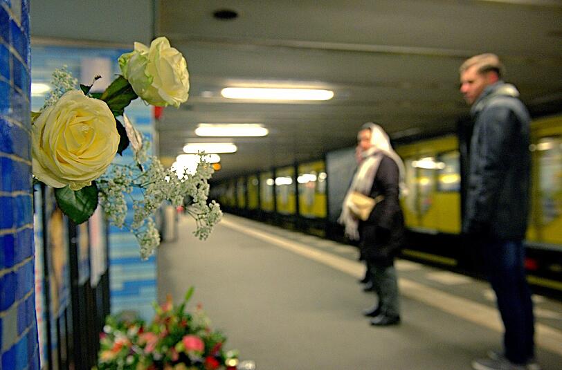 Blumen erinnern an der Berliner U-Bahnstation Ernst-Reuter-Platz an die junge Frau, die von einem Mann vor eine einfahrende U-Bahn gestoßen worden war. Sie überlebte den Angriff nicht.