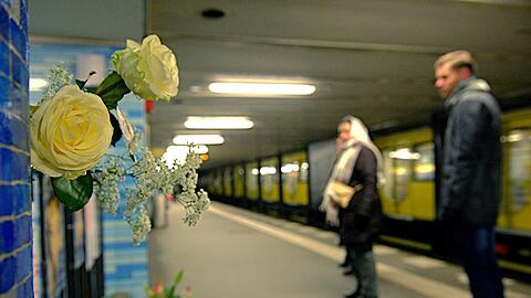 Blumen erinnern an der Berliner U-Bahnstation Ernst-Reuter-Platz an die junge Frau, die von einem Mann vor eine einfahrende U-Bahn gestoßen worden war. Sie überlebte den Angriff nicht.