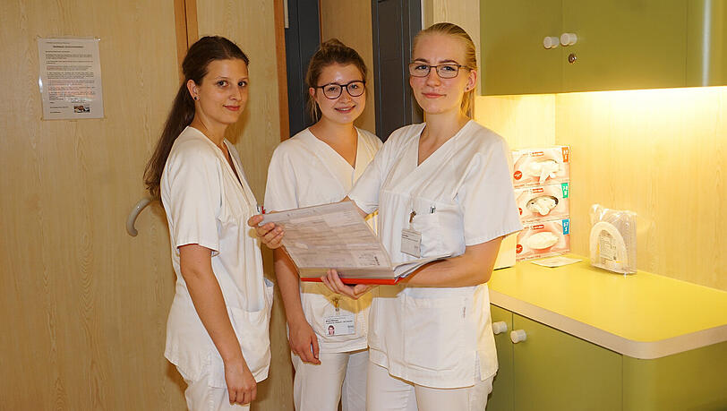 Auch sie sind noch in der Ausbildung: die beiden Pflegeschülerinnen Chiara Jarosch (l.) und Miriam Wilzinger (Mitte) mit ihrer "Chefin".
