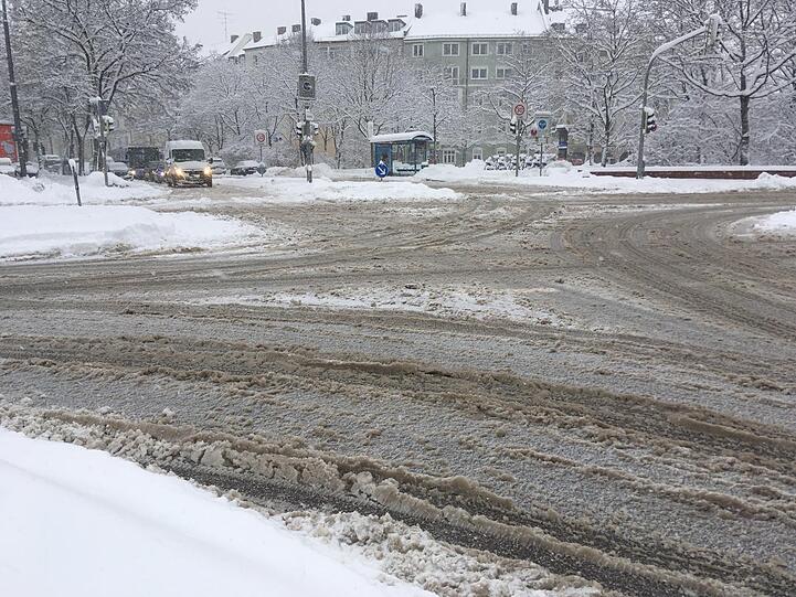 Weniger Spaß hatte, wer in die Arbeit fahren musste. Schneematsch am Donnerstag auf den Straßen...