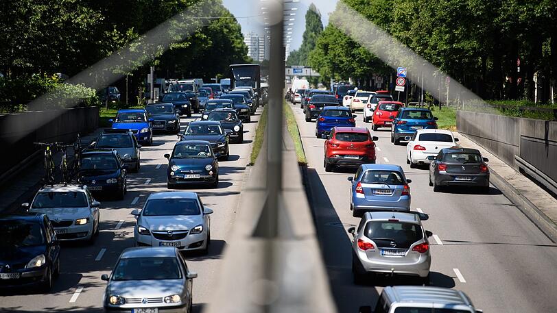 Berufs- und Ferienverkehr stauen sich am frühen Nachmittag auf dem Mittleren Ring.