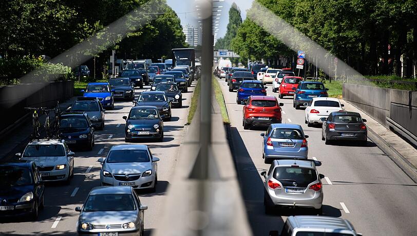 Berufs- und Ferienverkehr stauen sich am frühen Nachmittag auf dem Mittleren Ring. Berufs- und Ferienverkehr stauen sich am frühen Nachmittag auf dem Mittleren Ring.