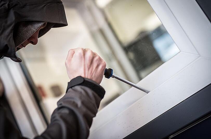 Ganz schön waghalsig: Der Einbrecher kletterte im fünften Stock aus dem Fenster. (Symbolbild)
