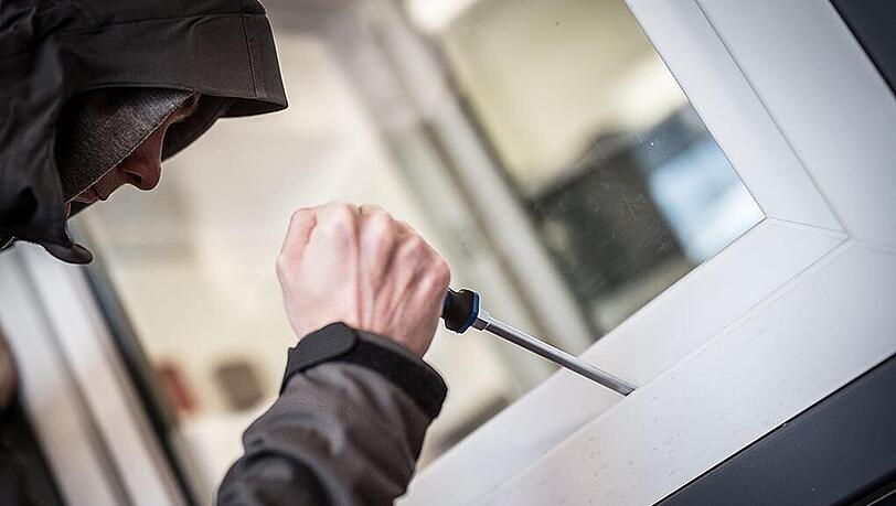 Ganz schön waghalsig: Der Einbrecher kletterte im fünften Stock aus dem Fenster. (Symbolbild) Ganz schön waghalsig: Der Einbrecher kletterte im fünften Stock aus dem Fenster. (Symbolbild)