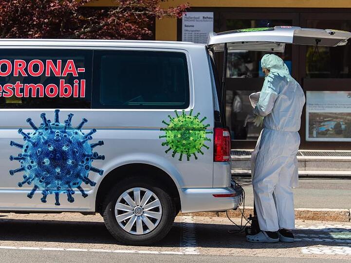Ein Arzt an einem Corona-Testmobil in der Stadt Rehau in Bayern.