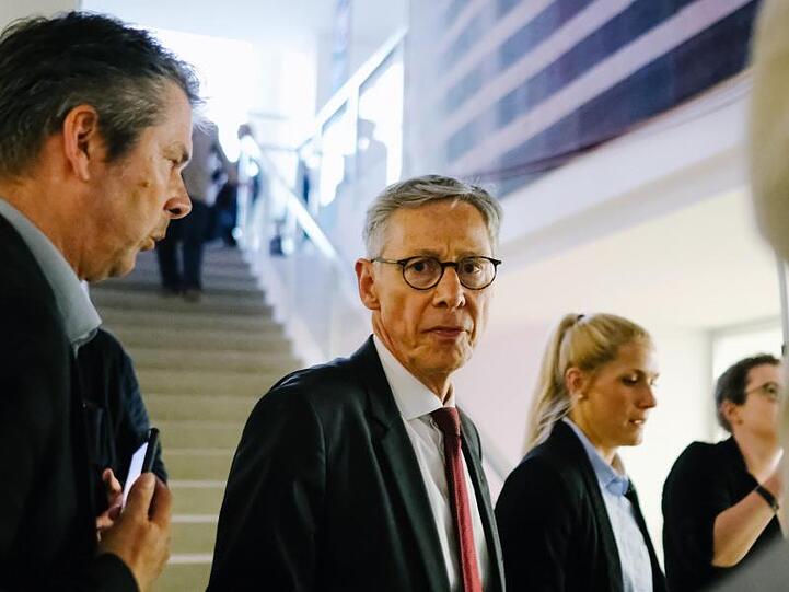 Der amtierende Bürgermeister von Bremen und Spitzenkandidat der SPD, Carsten Sieling, kommt in der Bürgerschaft an.